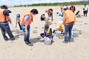 マイクロプラスチック採取（海岸）の写真1