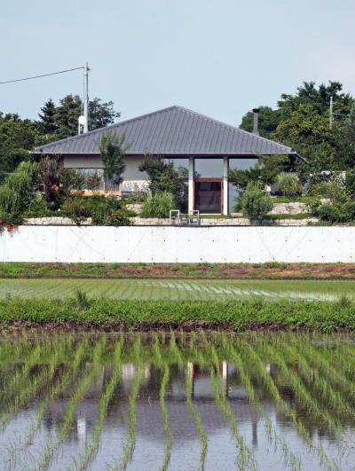 水田鏡にうつす和らぎの家の写真