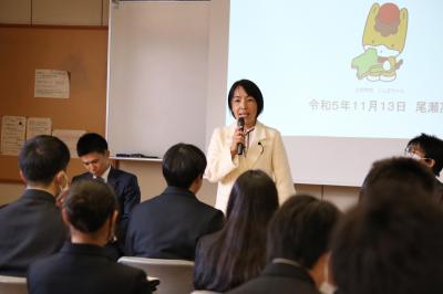 あいさつをする加賀谷富士子議員の画像