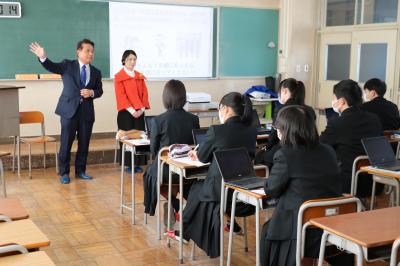 生徒からの質問に答える追川徳信議員の画像