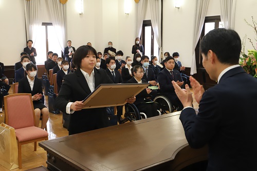 写真：表彰状を授与する山本知事