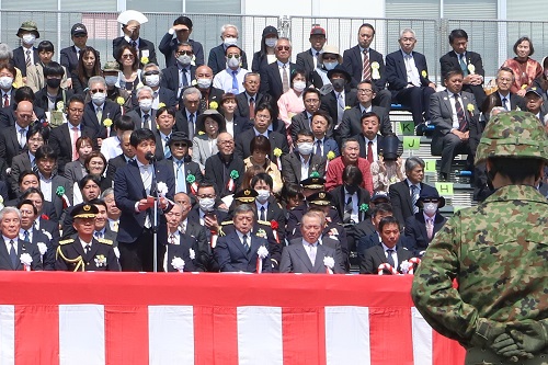 写真：挨拶する山本知事