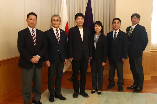 記念写真撮影に臨む山本知事