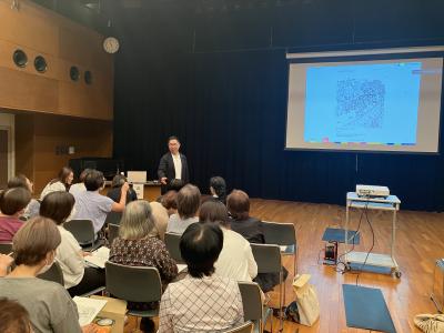 講演の様子の写真