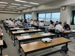 グループで講演の振り返りの写真