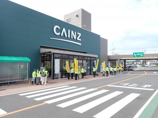 店舗入口での活動の写真