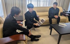 総領事に対するプレゼン発表写真