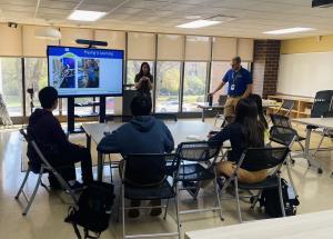 博物館スタッフから説明を受ける写真