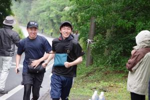 競い合っている画像