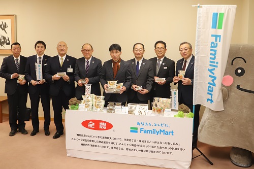 写真：記念撮影をする山本知事とJA全農とファミリマートの皆さん