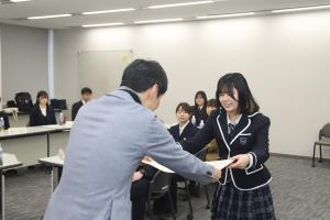 R6感謝状贈呈式_01の写真