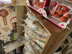 販売棚に並ぶいちご及びやまといもの画像