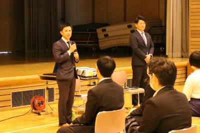 生徒からの質問に答える中島豪議員写真