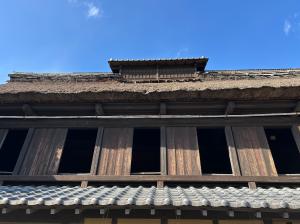 民家２階の窓