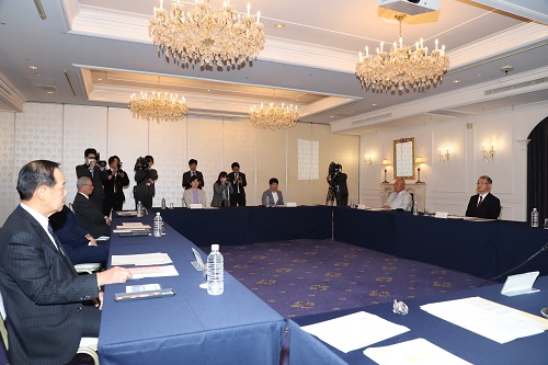 懇談会に出席する山本知事