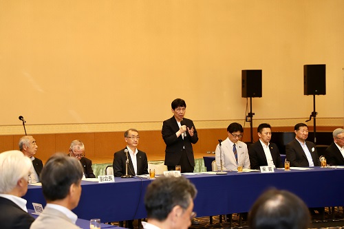 あいさつをする山本知事