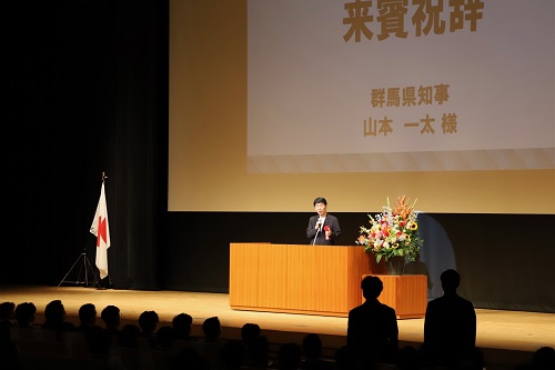 写真：挨拶する山本知事