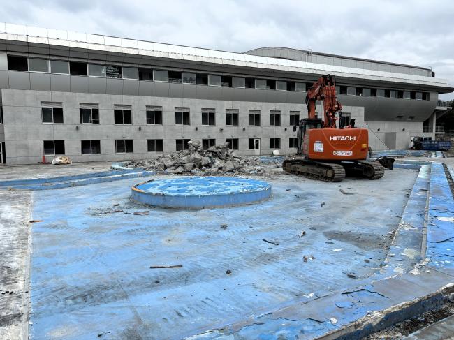 屋外プール解体、徒歩プールと重機の画像