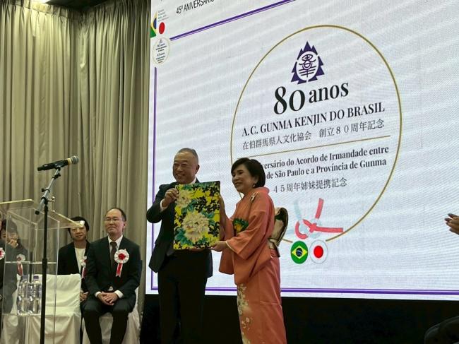 井下議長から県人会への記念品贈呈