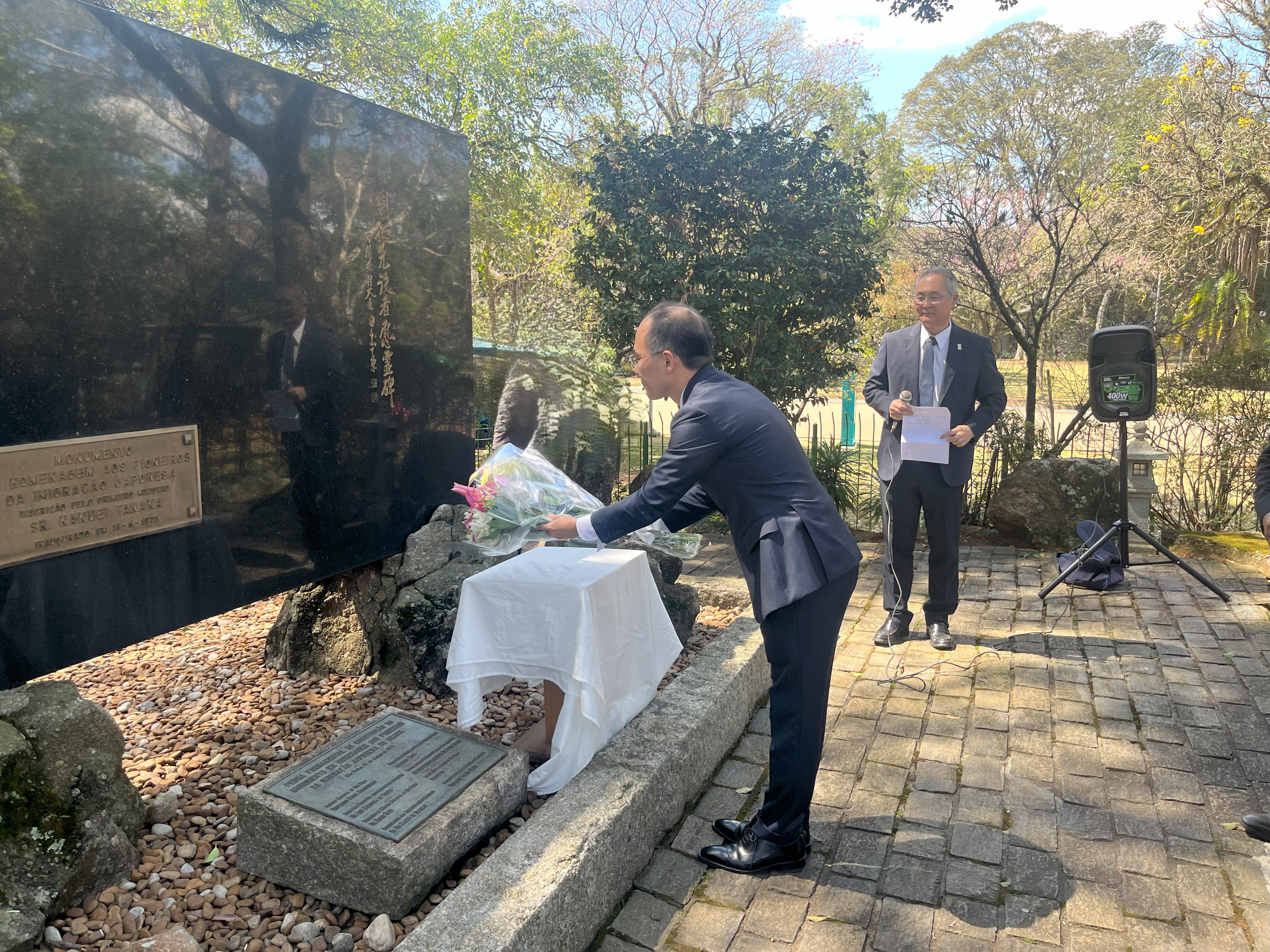 慰霊碑献花の写真2