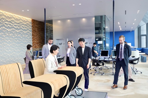 大臣に説明する山本知事