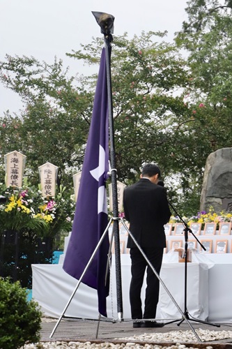 追悼の辞を述べる山本知事