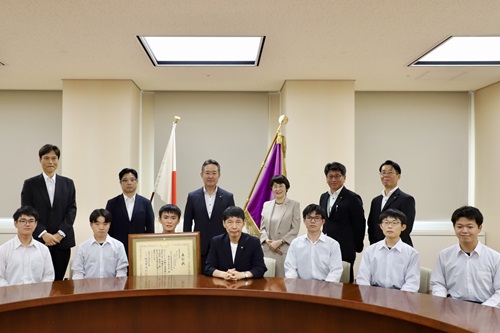 山本知事と出席者の記念写真