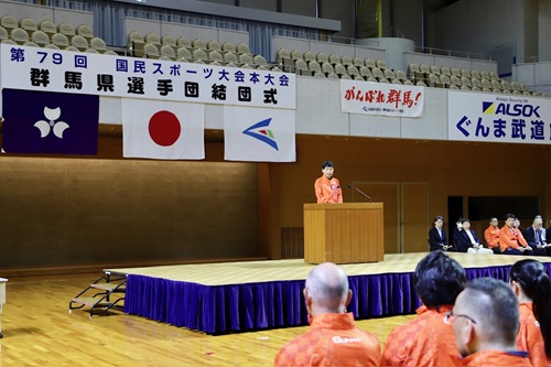 あいさつをする山本知事