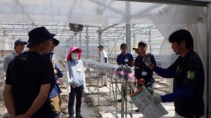 土壌消毒について学ぶ様子写真