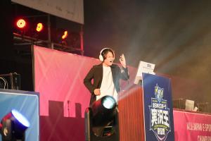 決勝大会の実況者の様子画像