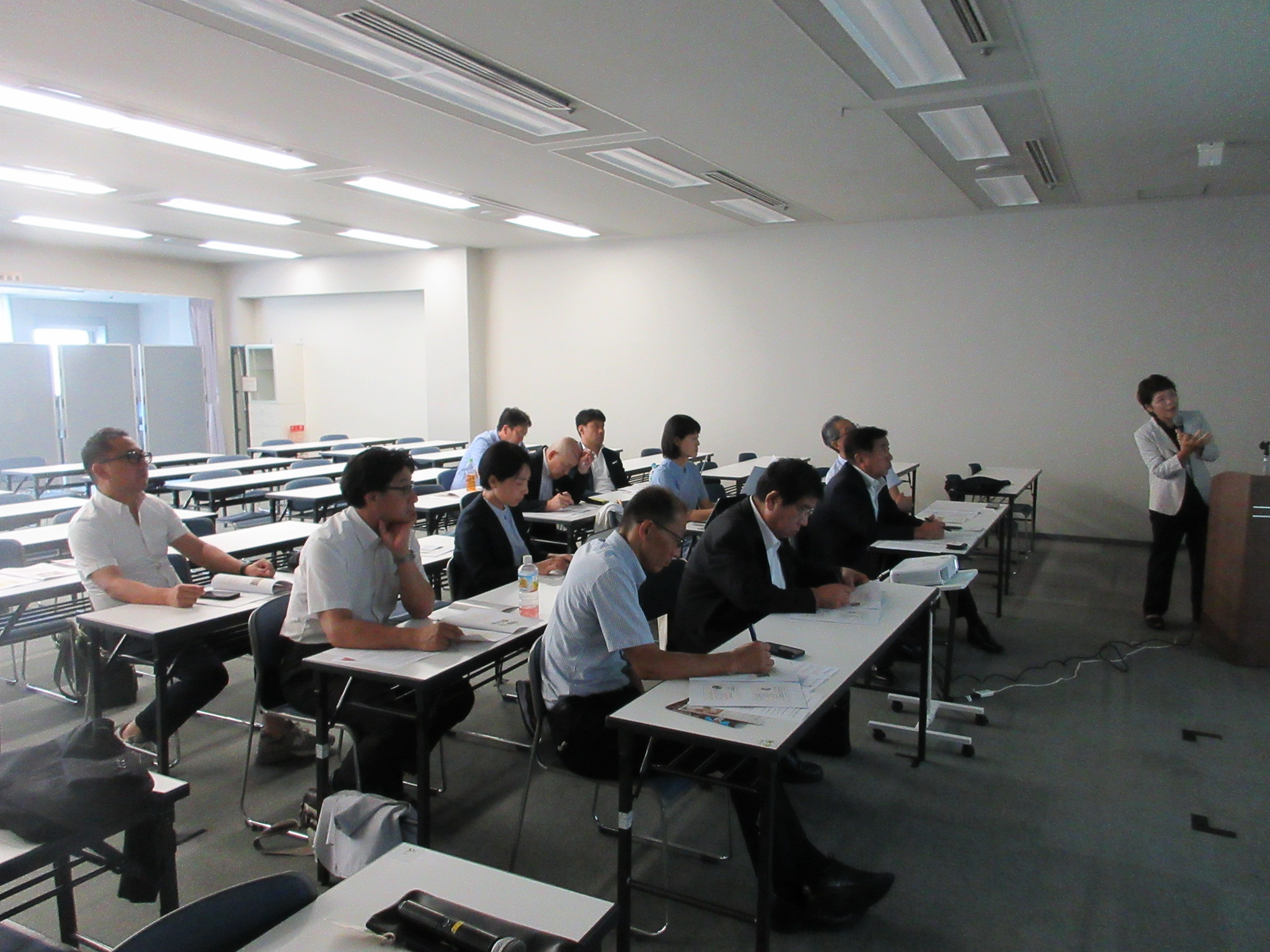 説明を受けている画像