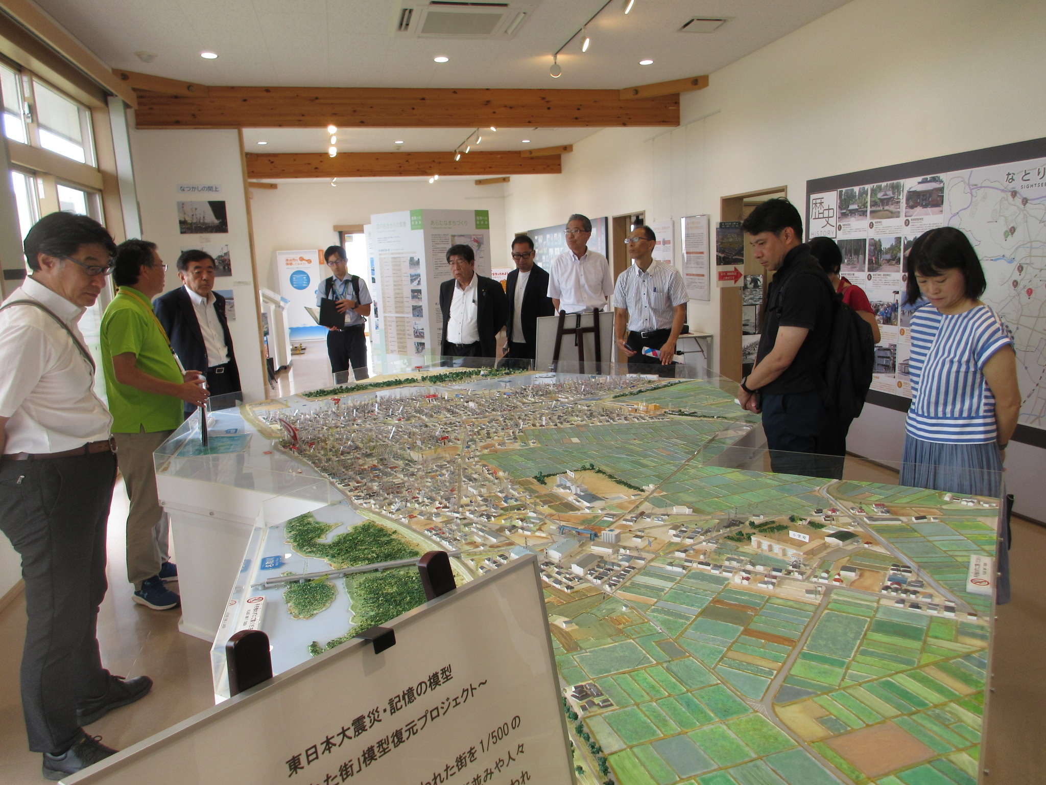 視察の様子の画像