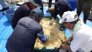 ぼかしづくりの実習の様子写真1