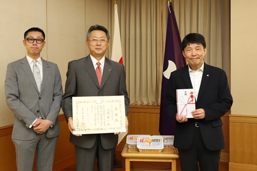 写真:記念撮影する出席者