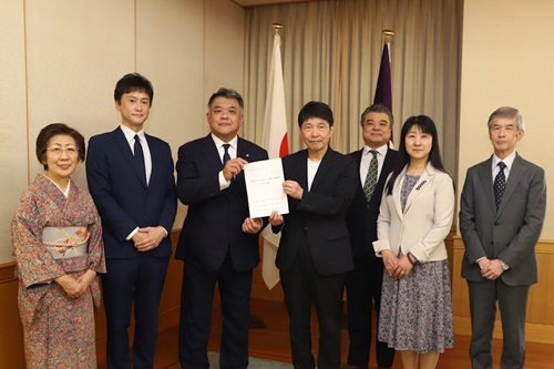 写真:記念撮影する出席者