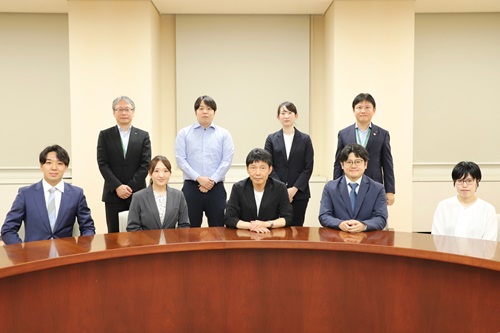 山本知事と参加者の記念写真