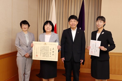 山本知事と出席者の記念写真