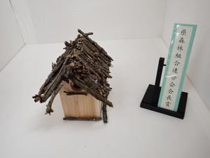 令和７年度木工工作コンクール群馬県森林組合連合会会長賞作品「お花畑にある鳥の巣箱」の写真