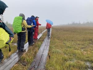 雨の中での実習の様子の写真