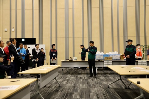 参加者を激励する山本知事