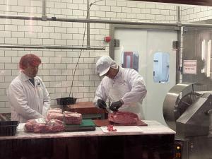 講師によるカッティング実演の画像