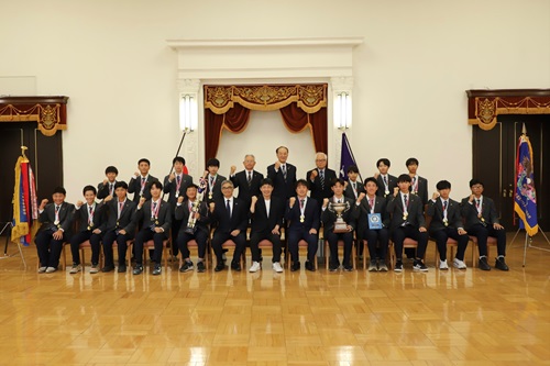 写真:記念撮影する出席者