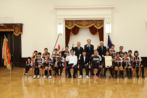 写真:記念撮影する出席者