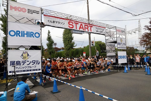 スターターを務める山本知事