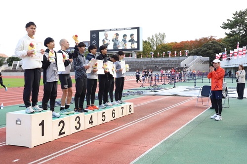 表彰状を授与する山本知事