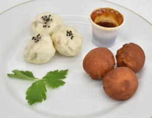 モチモチきのこ団子とカリカリきのこドーナツの写真