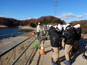 ため池補強工事の現場見学の様子写真