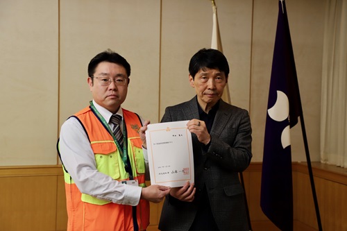 山本知事と出席者の記念写真