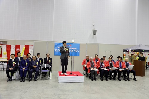 開会式であいさつする山本知事