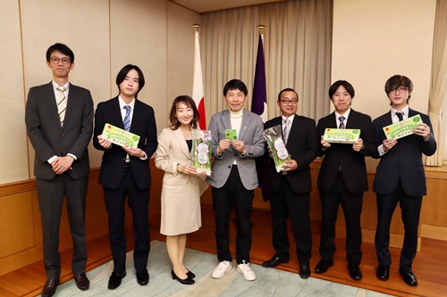 山本知事と出席者の記念写真